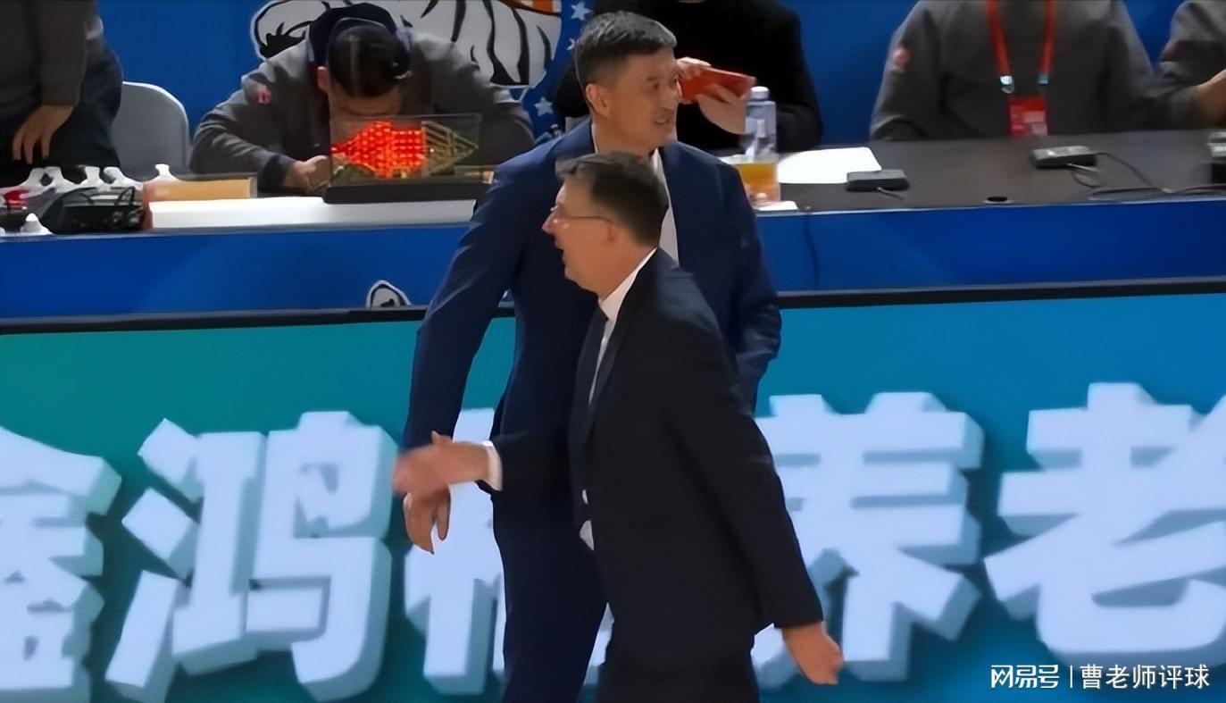 九游娱乐-领先18分都能输！杜锋的“老寒腿组合”，到底在想什么？